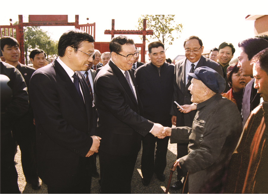 中共中央政治局常委、國務(wù)院總理（時(shí)任河南省委書記）李克強(qiáng)，原中共中央政治局常委李長春接見吳培文